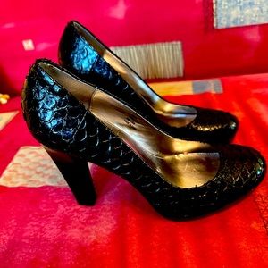 Snakeskin heels round toe